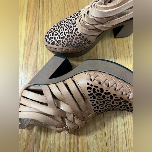 “Ethnic” Women's Tan Strap/Zipper Sandals SZ: (8) Leather NNBox New Tried On - Picture 7 of 10